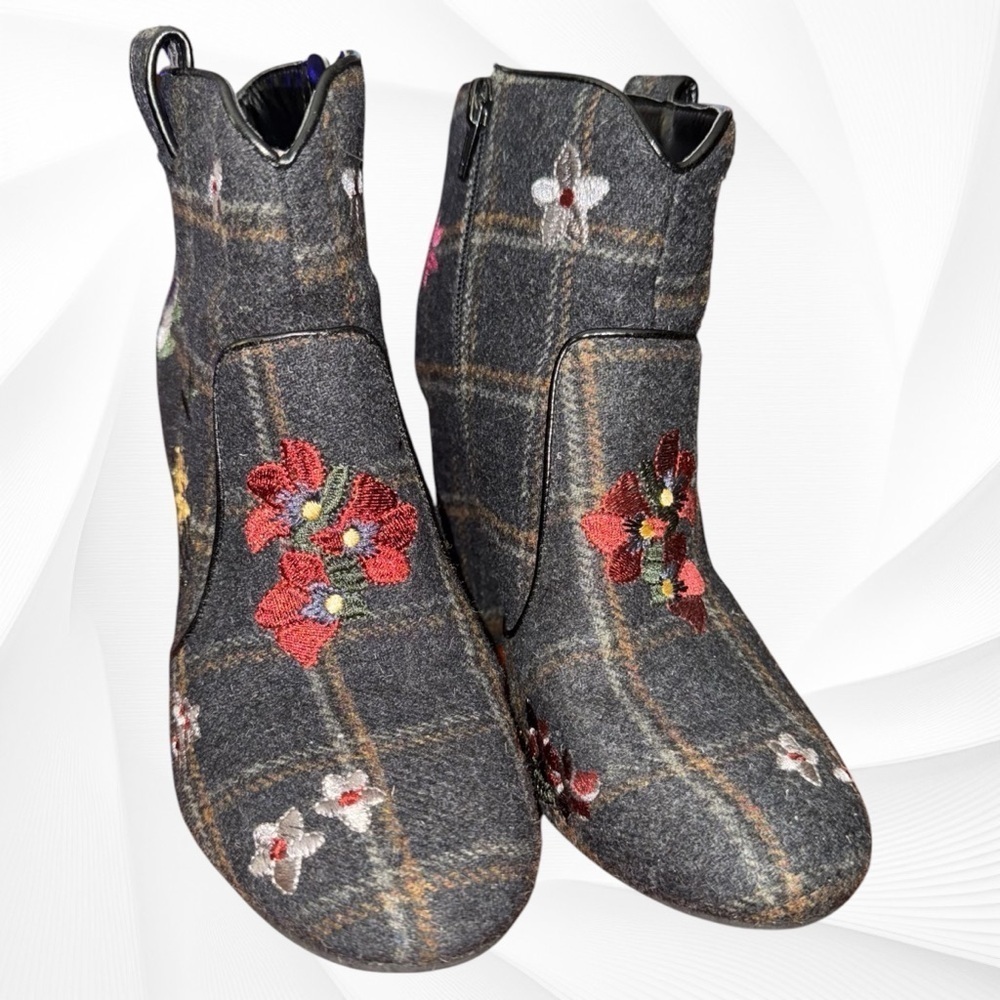 EUC Indigo Rd Ankle Boots Size 7M Plaid Flannel Embroidered Flowers